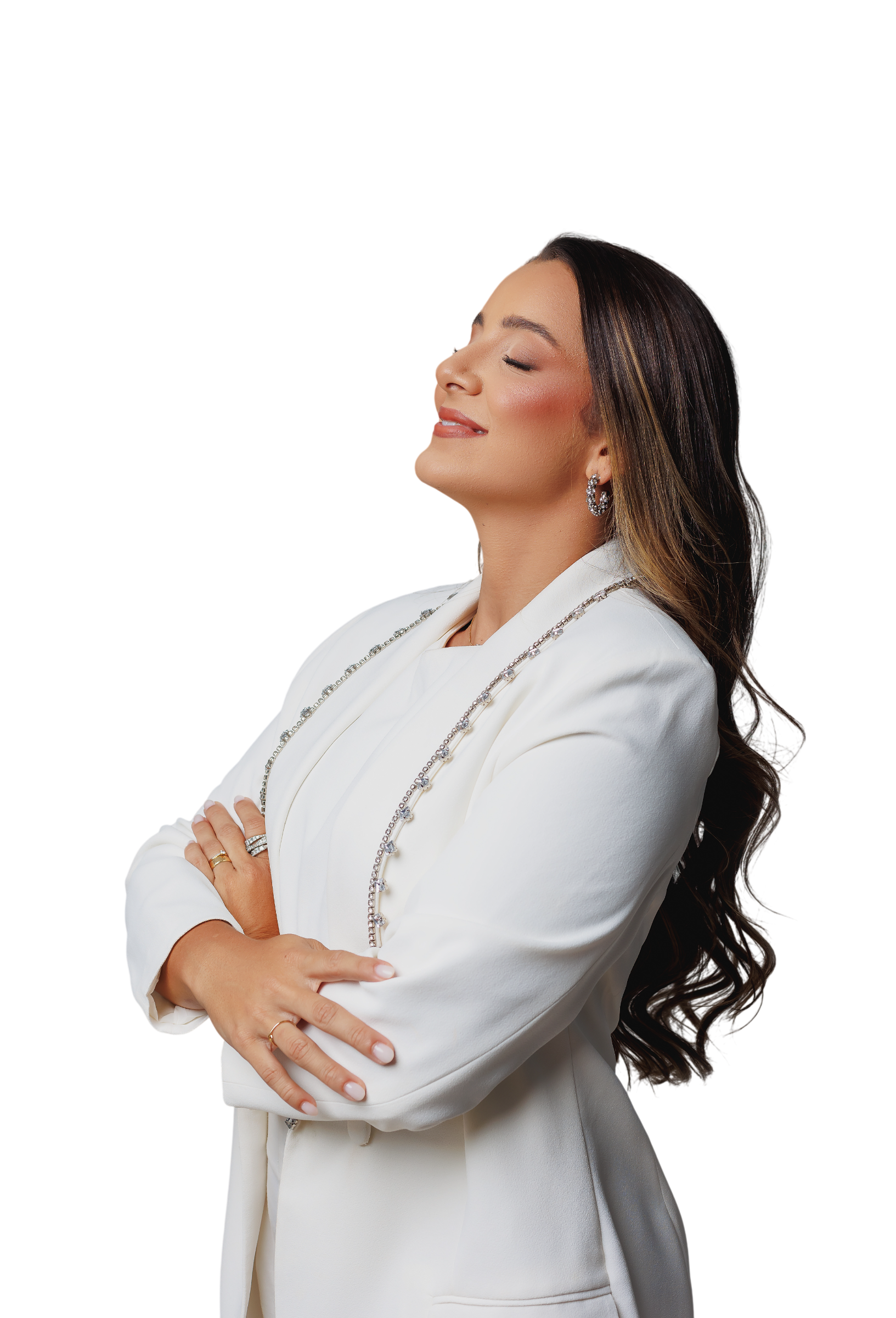 Dra. Amanda Guerra de perfil, com os braços cruzados e vestindo branco